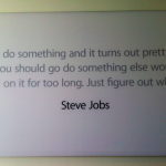 Steve Jobs viene ricordato con immagini e poster nel Campus Apple