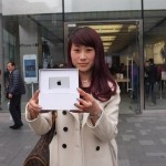 App Store: la vincitrice del contest per il 25 miliardesimo download a Beijing per la sua iTunes Card da 10.000$