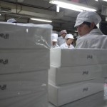 Rob Schmitz registra un video della catena di montaggio dell’iPad all’interno della Foxconn