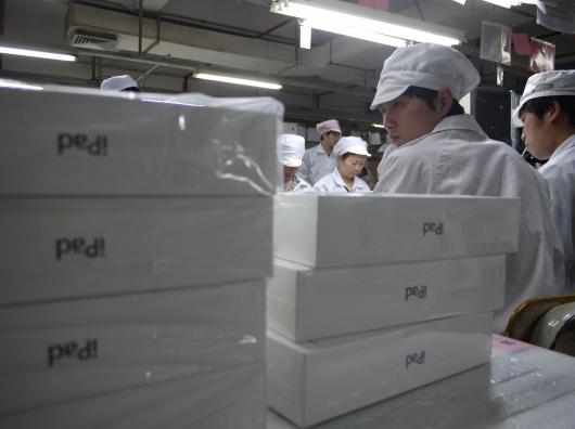 Rob Schmitz registra un video della catena di montaggio dell’iPad all’interno della Foxconn