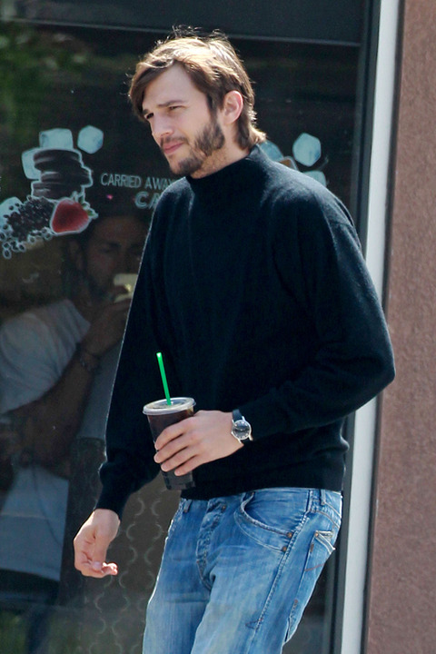 Ecco le prime foto di Ashton Kutcher nel ruolo di Steve Jobs