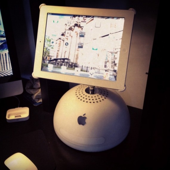 Un originale stand per iPad realizzato grazie ad un vecchio iMac G4