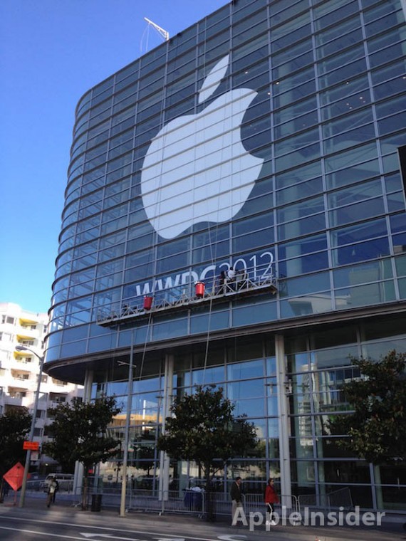 Il logo di Apple appare finalmente sulla facciata del Moscone West