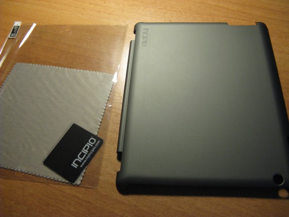 Incipio Smart Feather, una back cover da utilizzare insieme alla smart cover per il nuovo iPad – La recensione di iPadItalia