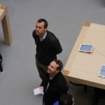 John Browett tiene una conferenza con gli impiegati degli Apple Store in vista del lancio di nuovi prodotti