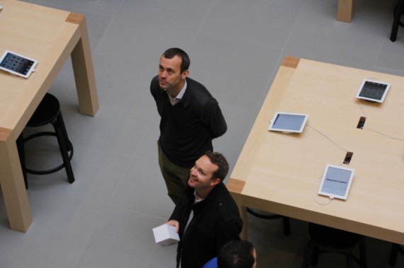 John Browett tiene una conferenza con gli impiegati degli Apple Store in vista del lancio di nuovi prodotti