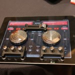 CES 2013: Scratch 2 Go, il controller fisico per DJ che si applica sul display dell’iPad