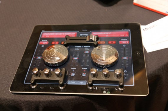 CES 2013: Scratch 2 Go, il controller fisico per DJ che si applica sul display dell’iPad