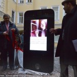 Steve Jobs commemorato in Russia con un iPhone gigante