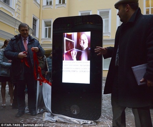 Steve Jobs commemorato in Russia con un iPhone gigante