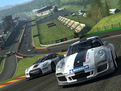 Il top dei giochi di corse tra auto è finalmente disponibile: Real Racing 3 – La videorecensione di iPadItalia