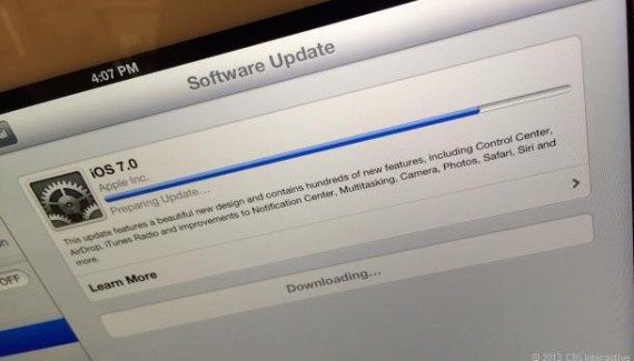 Il download di iOS 7 parte in automatico, e gli utenti si lamentano