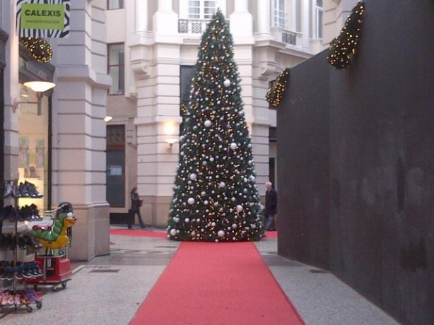 Apple fa tornare l’albero di Natale davanti al suo store in Olanda