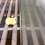 In frantumi un vetro dell’Apple Store di New York