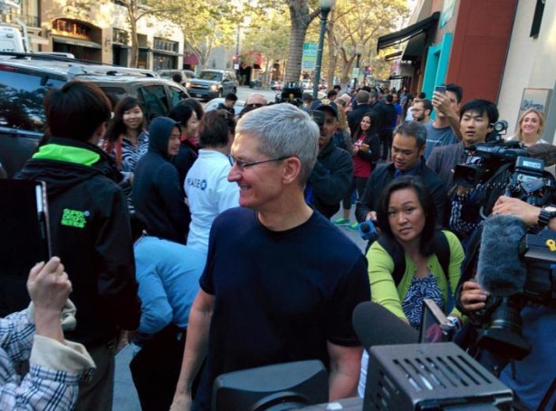 Il CEO di Apple ringrazia i suoi dipendenti