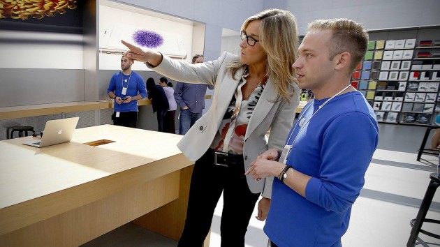 Tutti i dipendenti degli Apple Store si occuperanno dei clienti “business”