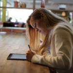 Scrivere con la penna (anche elettronica) stimola di più il cervello